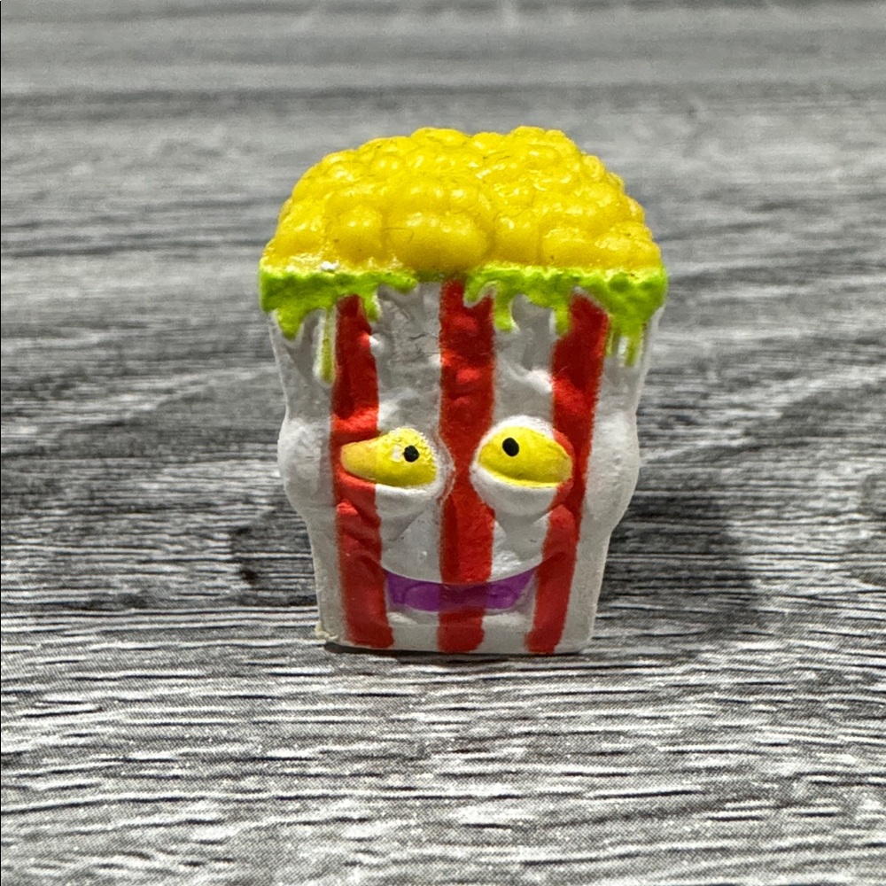 The Grossery Gang | Red/White Slop Corn (1-081) - Mini Collectable Figure